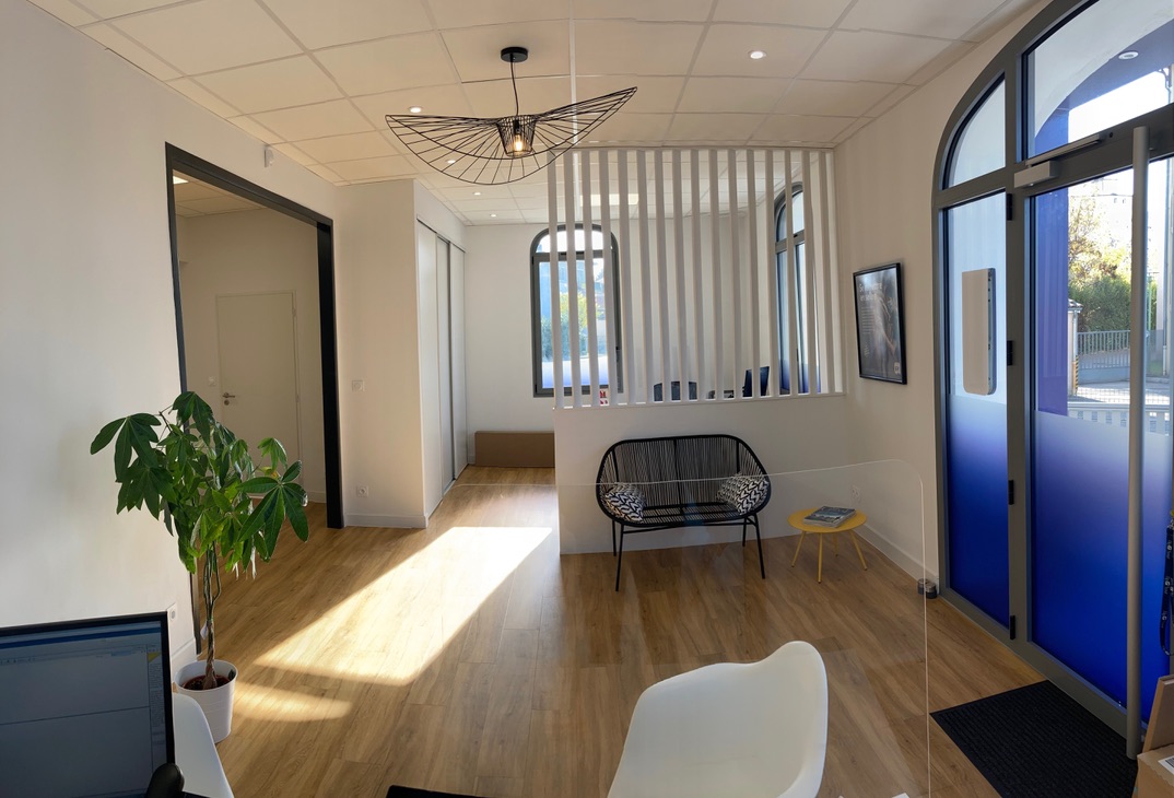 Bureau moderne aménagé - 34AD174A 1CB0 4F8B ACE8 47A3477D87D2 1 105 c 1753950233 8191