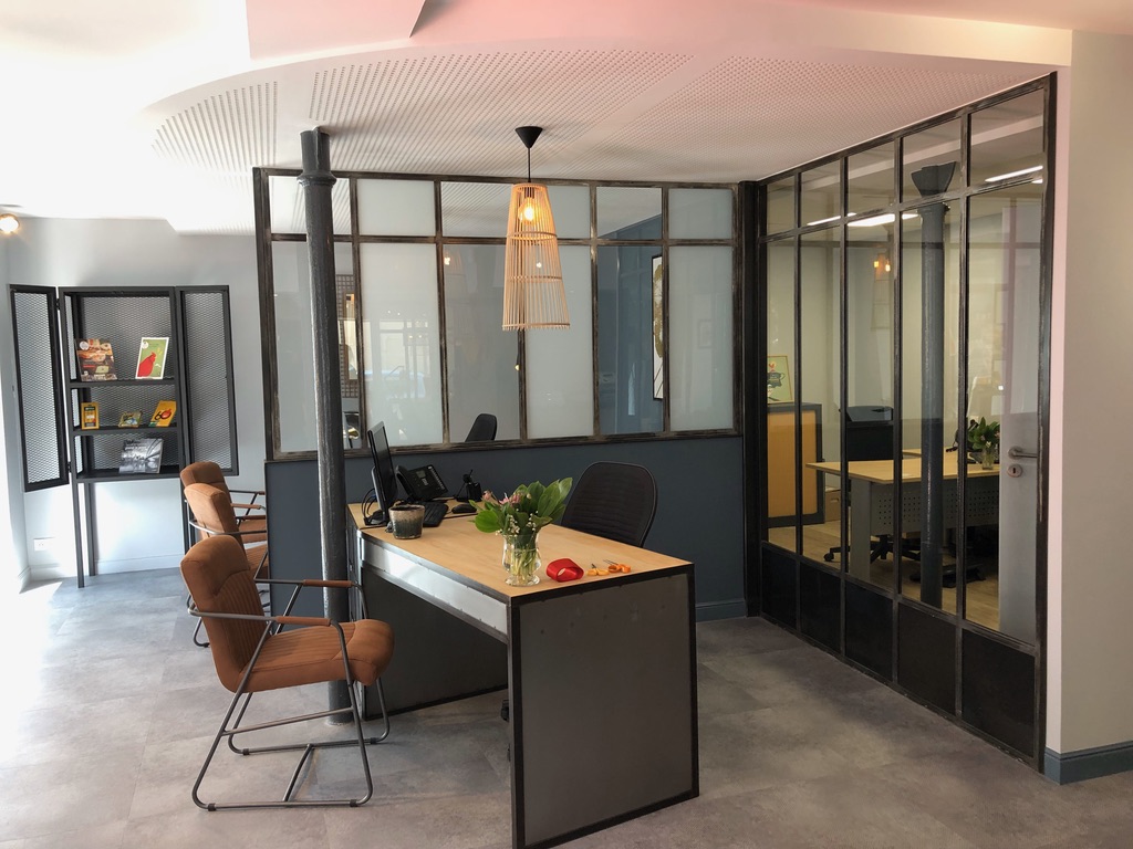 Bureau moderne aménagé - 63039471 6579 4FD9 B54C 4EC979E56EA7 1 105 c 1753949201 6753