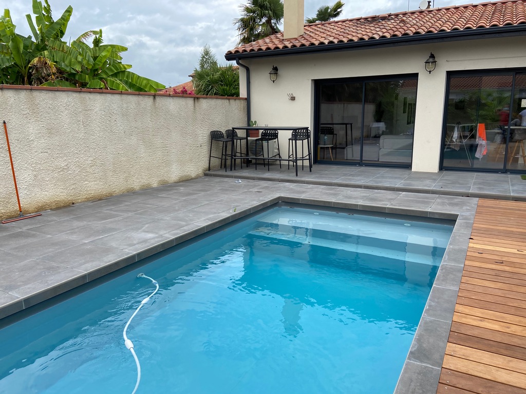 Piscine et espace détente - 013E4B52 88C9 46A1 886F BBC96080644D 1 105 c 1753945492 2642