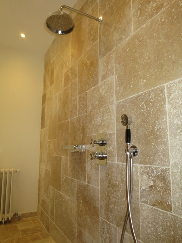 Salle de bain rénovée - 82192590 D71C 4F18 BEF3 8DEAE070C86D 1 105 c 1753946511 7652